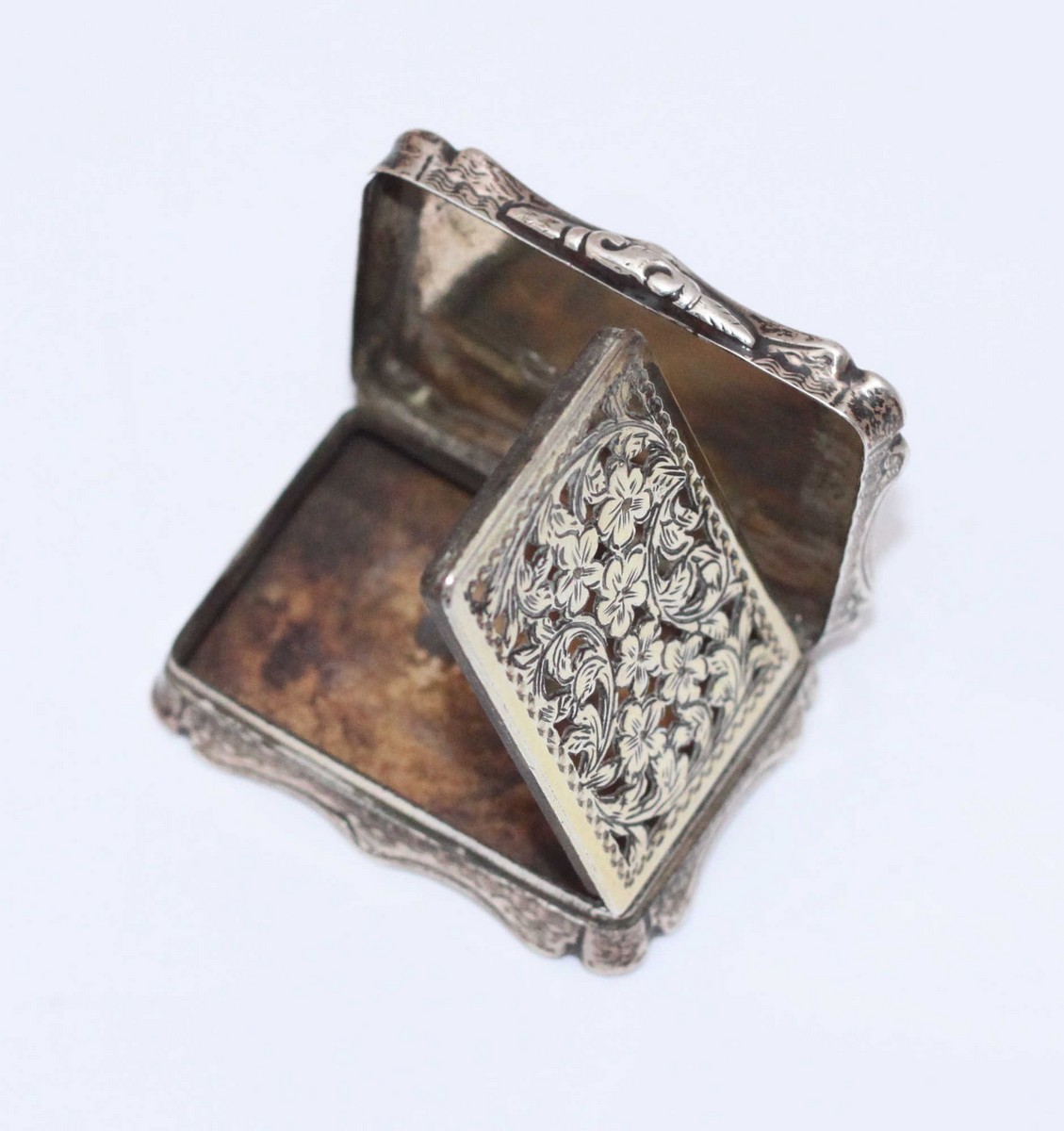 A Victorian silver vinaigrette, of serpentine rectangular form, with floral pierced grill, - Image 3 of 4