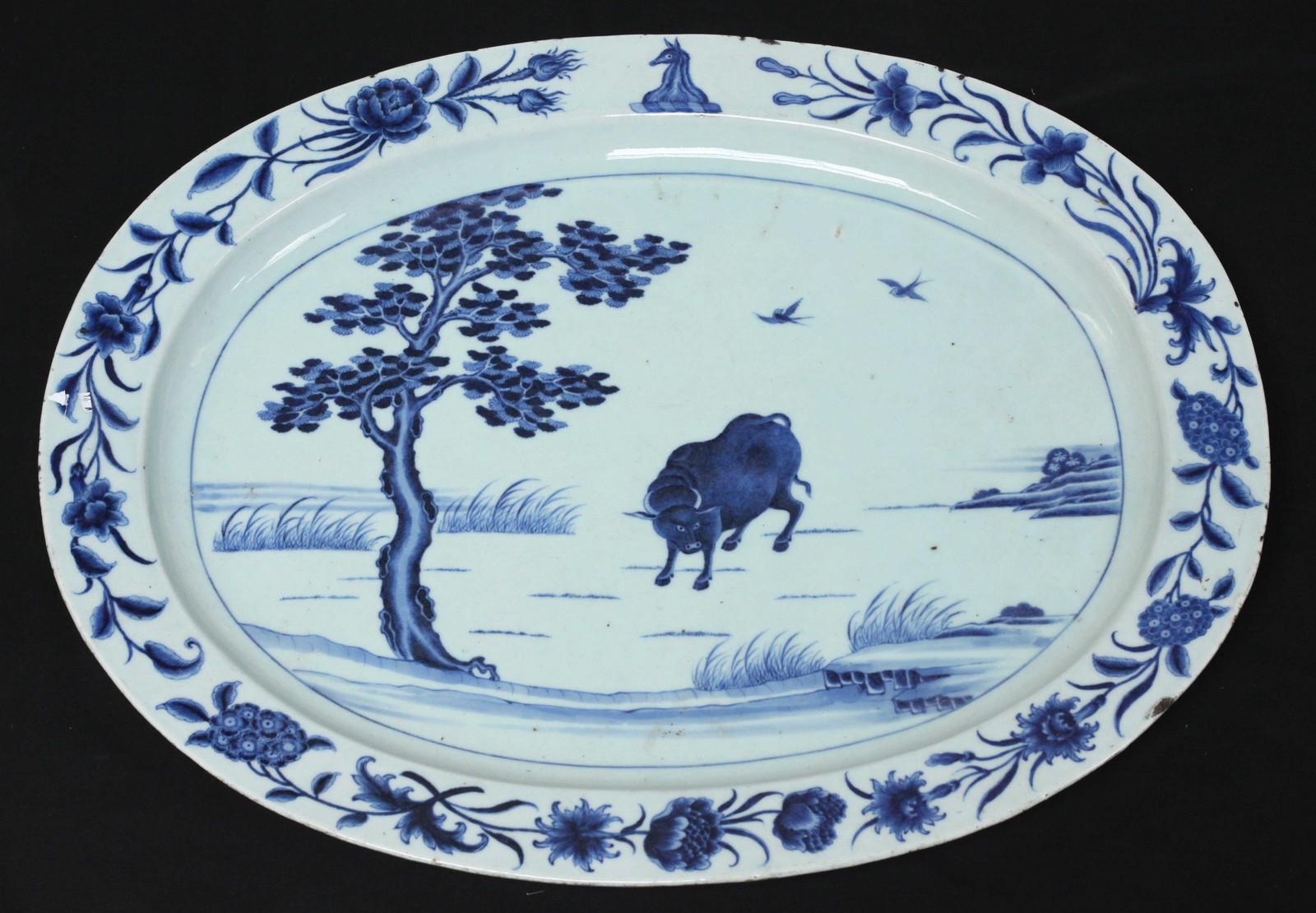 "A Rare Early 18th Century Chinese Armorial Porcelain part dinner service of twenty pieces, each - Image 8 of 10