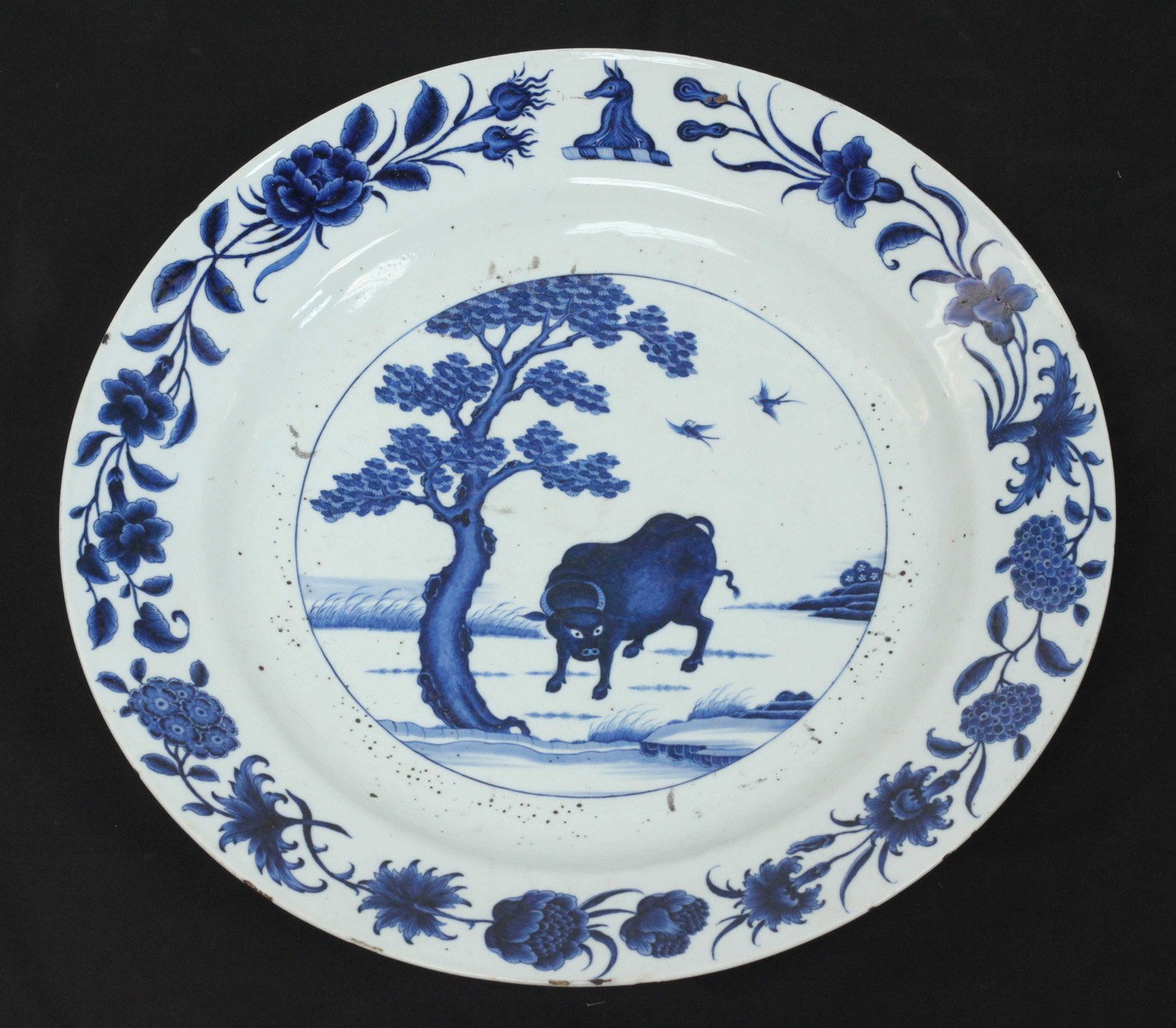 "A Rare Early 18th Century Chinese Armorial Porcelain part dinner service of twenty pieces, each - Image 10 of 10