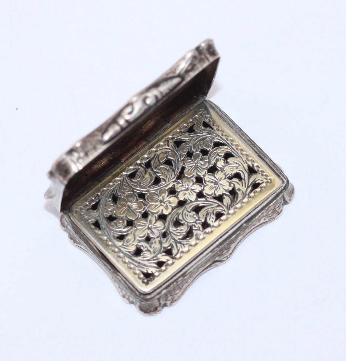 A Victorian silver vinaigrette, of serpentine rectangular form, with floral pierced grill, - Image 2 of 4