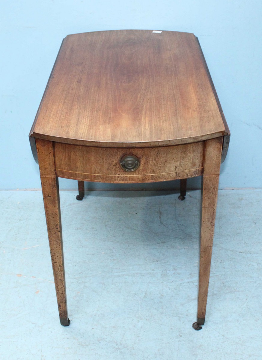 An Edwardian inlaid mahogany Pembroke table with single frieze drawer, opposing faux drawer, two - Image 3 of 3