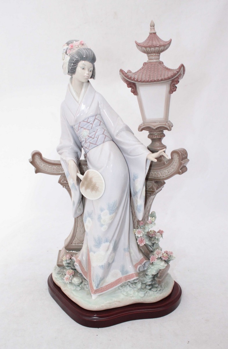 A Lladro 'Mariko' figure of a Japanese Geisha girl, sculpted by Salvador Debon model number 1421G,