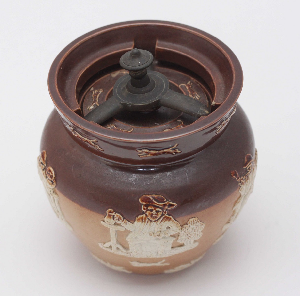 A large Royal Doulton Tobacco Jar, with cover, decorated in a 'Harvest' pattern with seated men - Bild 3 aus 3