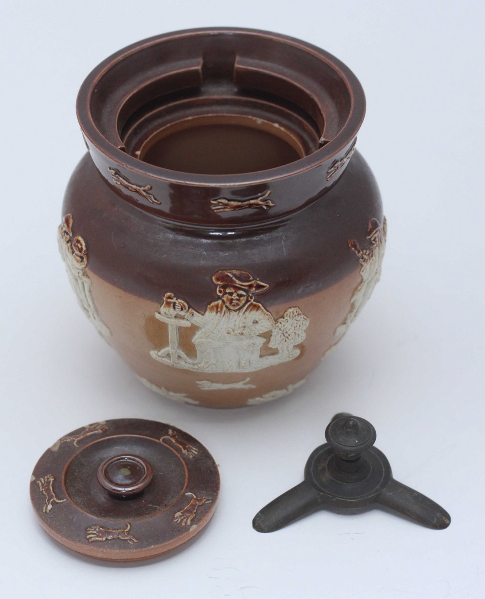 A large Royal Doulton Tobacco Jar, with cover, decorated in a 'Harvest' pattern with seated men - Bild 2 aus 3