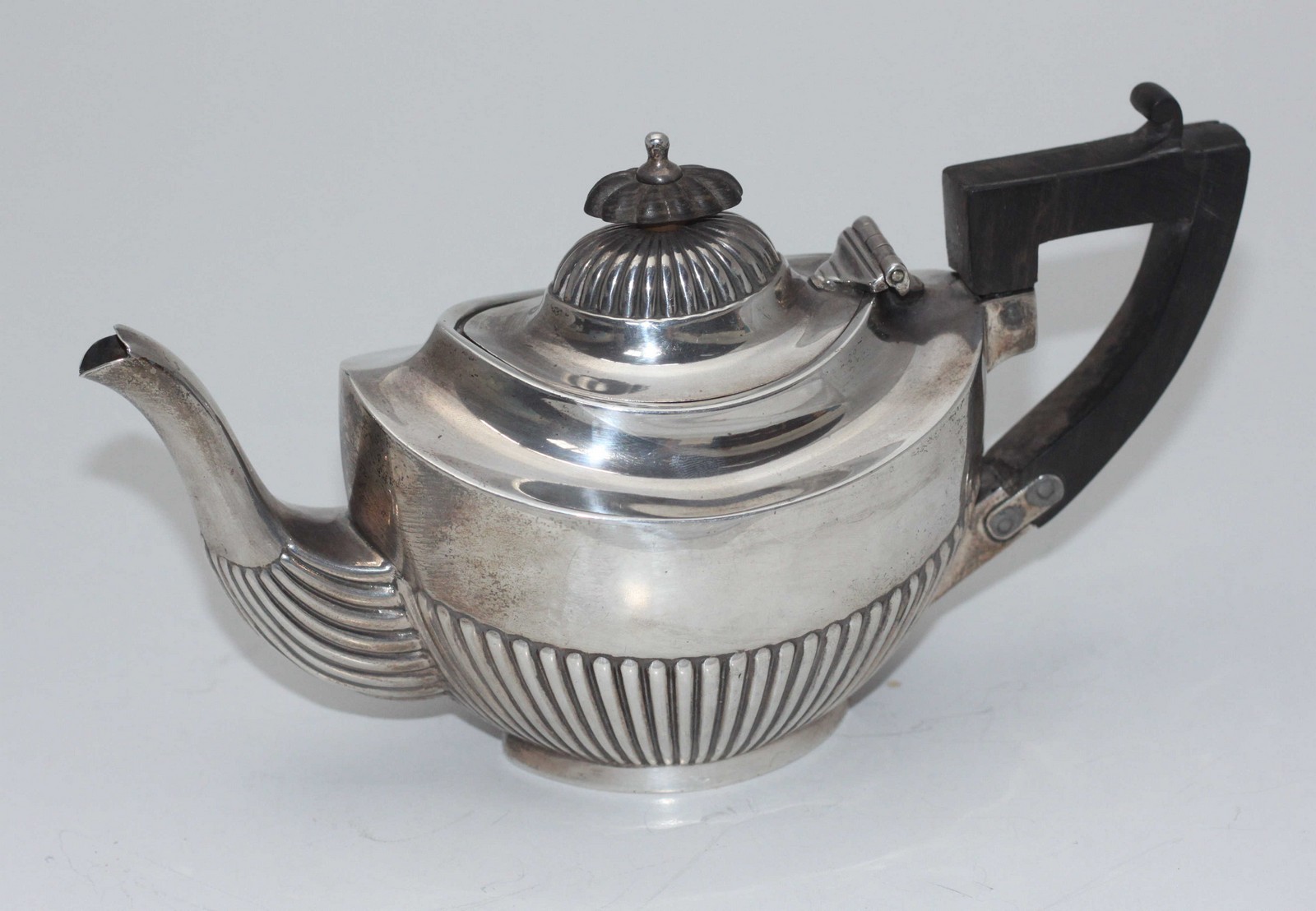 A silver teapot with half-gadrooned body, ebonised handle and finial, Birmingham, 1901, maker's mark - Bild 2 aus 2