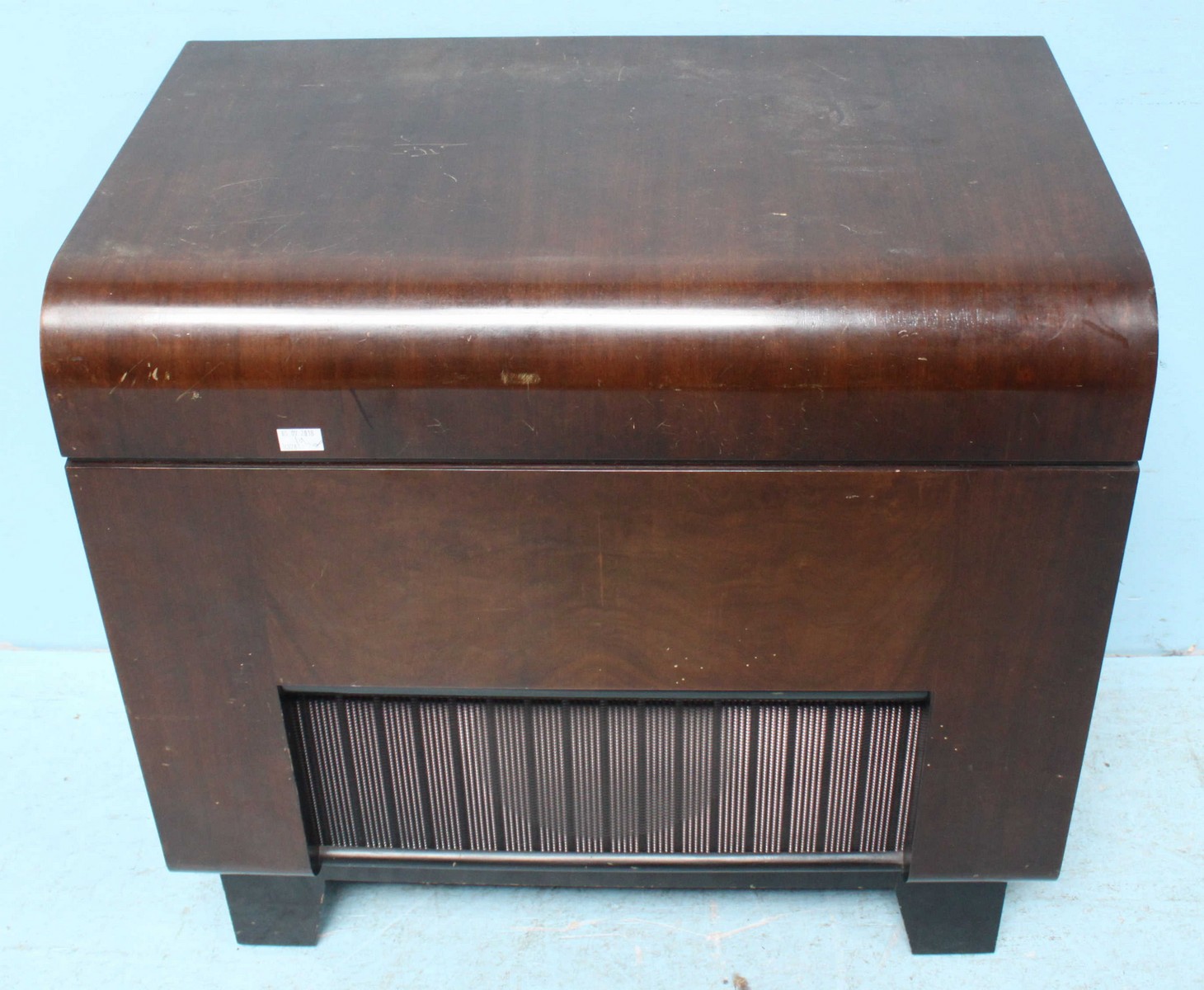 A Bush type 'RG11A' standing radio and record player, housed in mahogany case and raised on - Bild 2 aus 2