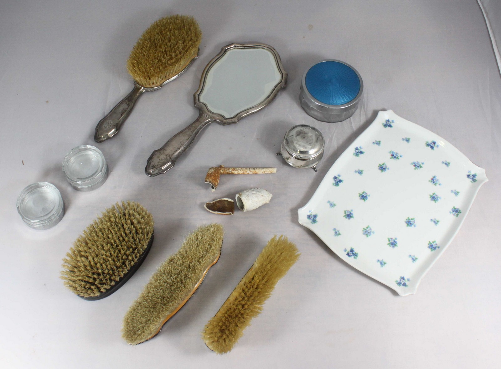 A three-piece silver and tortoiseshell brush and mirror set, another silver-tortoiseshell clothes - Bild 2 aus 2