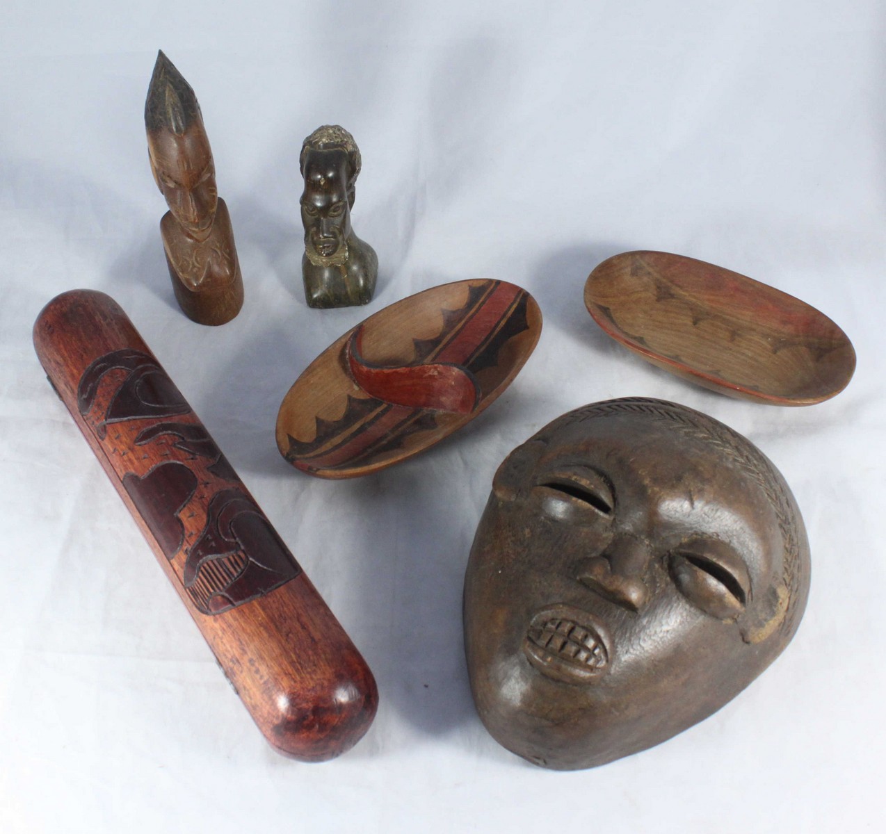 An African Ovimbundu tribal mask, together with an African carved Wuri game, a stone carved bust - Bild 2 aus 2