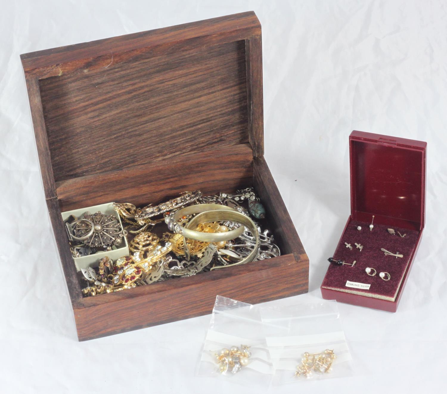 A small collection of assorted 9ct gold and silver earrings, together with a small quantity of mixed