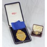 A 9ct gold memento brooch mounted with a Kings Army badge in retailers box, together with a City