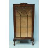 A mahogany single-door display cabinet with lattice-glazed door