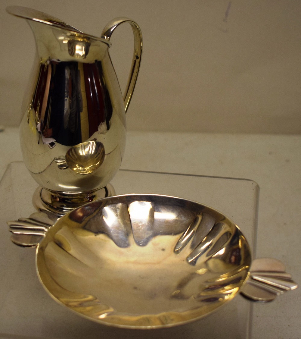 An Art Deco silver shallow dish, with moulded sides and two side handles, 6in (15cm across) Maker