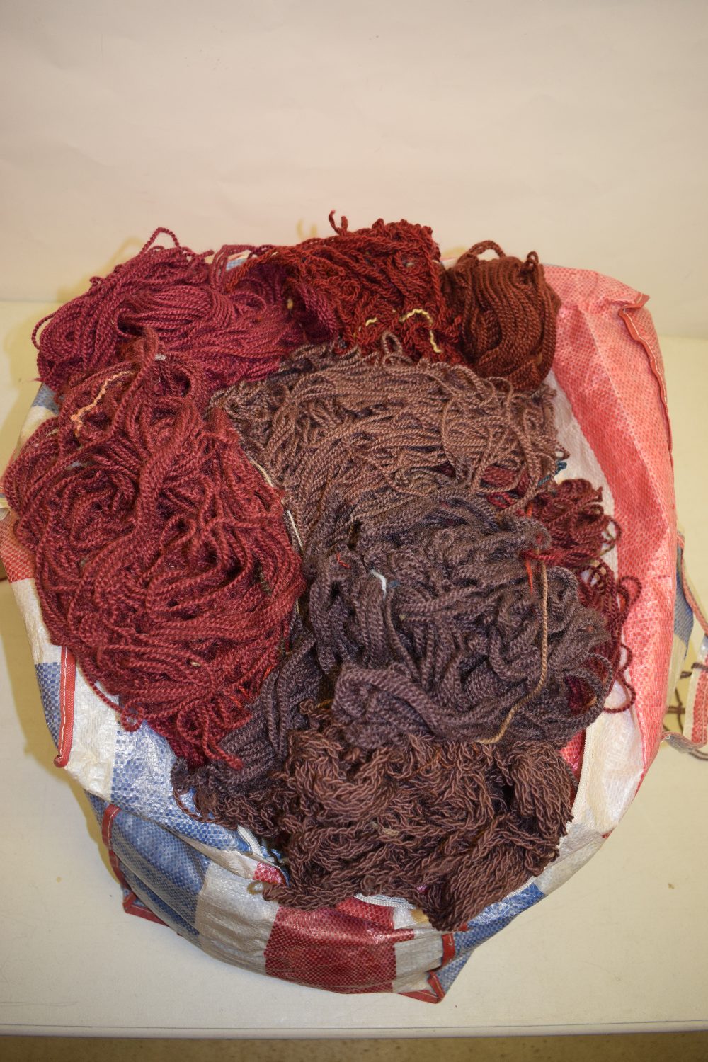 Collection of good quality vegetable dyed 2-ply wool for rug and kilim repairs in 10 bags in the - Image 14 of 32