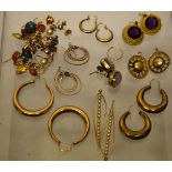 Various pairs of gold and gilt metal earrings, crescent shape (3 graduated) sunray or wheel beaded