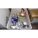 A COLLECTION OF ASSORTED METALWARE,