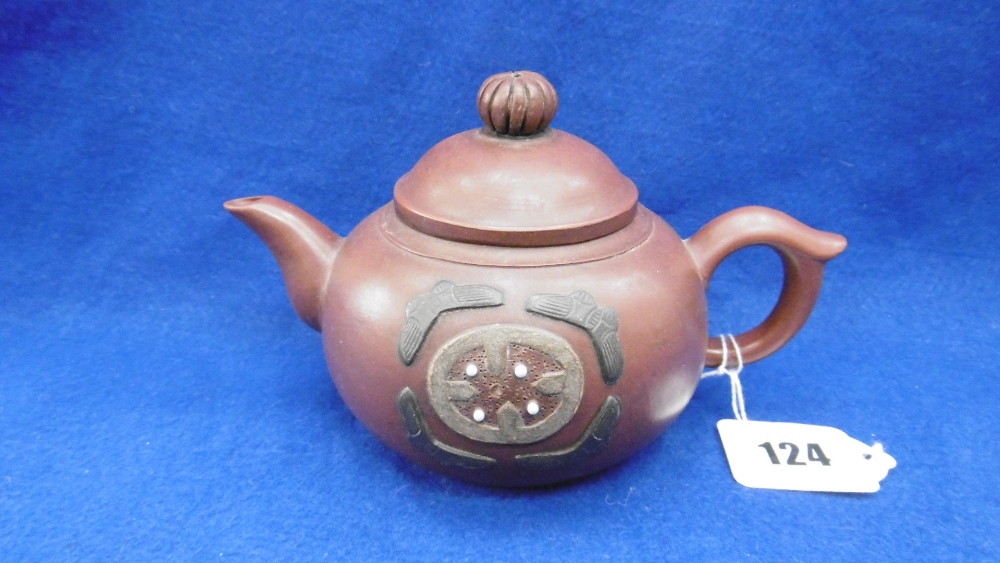 A TRADITIONAL CHINESE YIXING TEA POT - Image 2 of 5