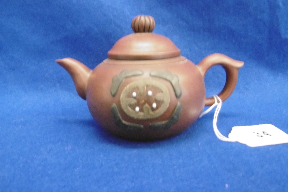 A TRADITIONAL CHINESE YIXING TEA POT