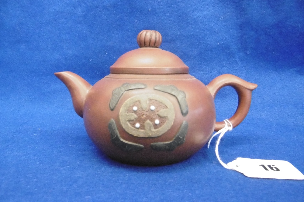 A TRADITIONAL CHINESE YIXING TEA POT - Image 5 of 5