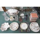 A MIXED ASSORTMENT OF CHINAWARE AND GLASSWARE INCLUDING WEDGEWOOD AND WORCESTER