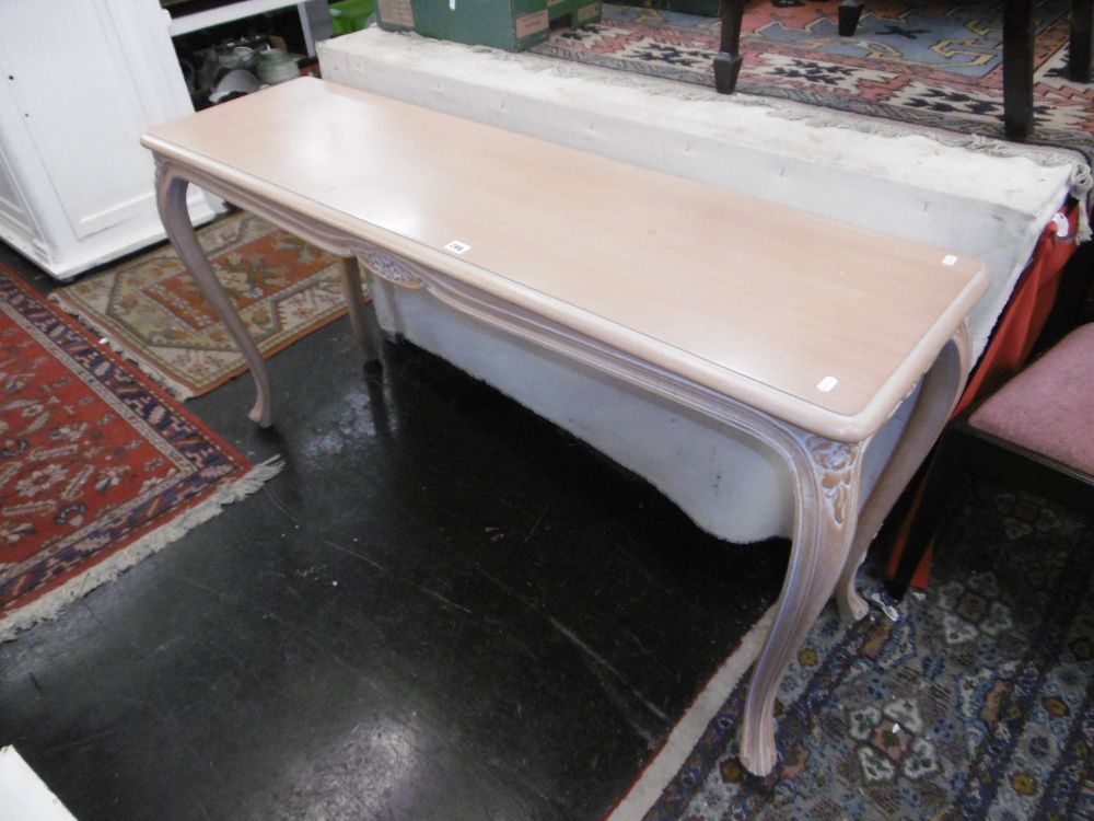 A LIGHT WOOD SERVING TABLE - Image 3 of 4