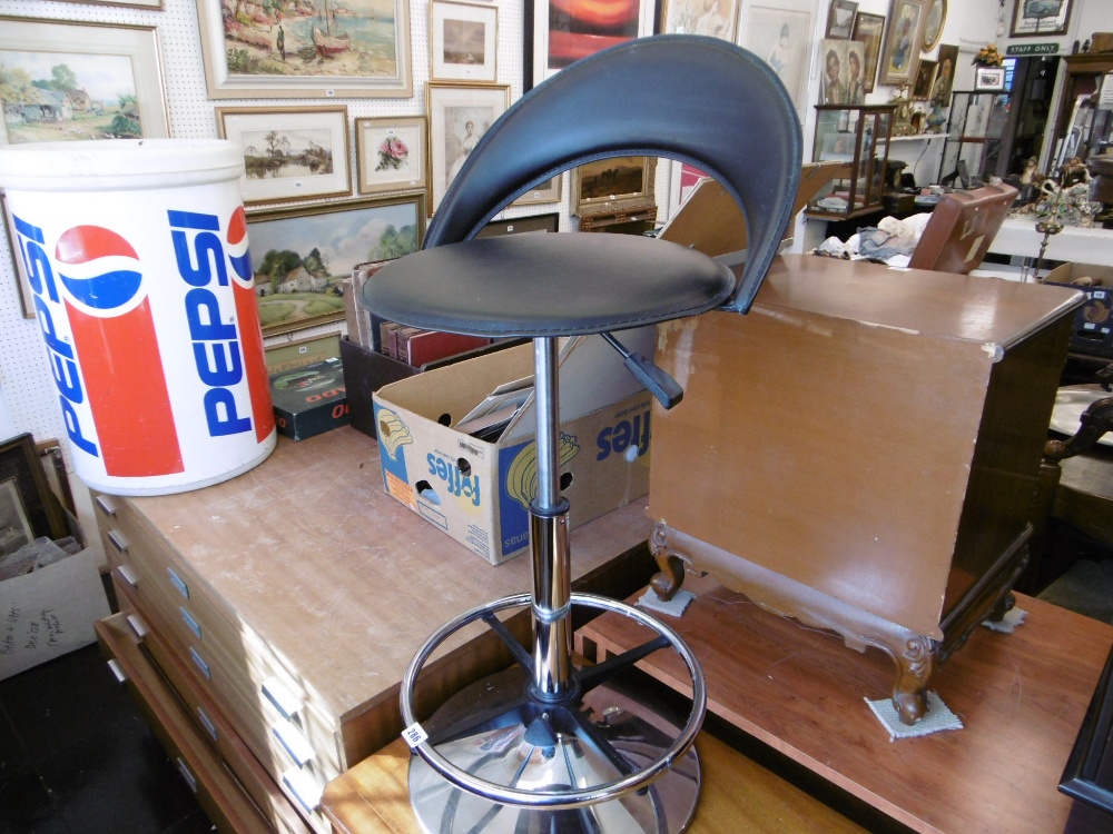 A CONTEMPORARY CHROME AND LEATHER BAR STOOL