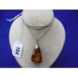 A 9CT YELLOW GOLD PRINCE OF WALES CHAIN WITH AMBER PENDENT