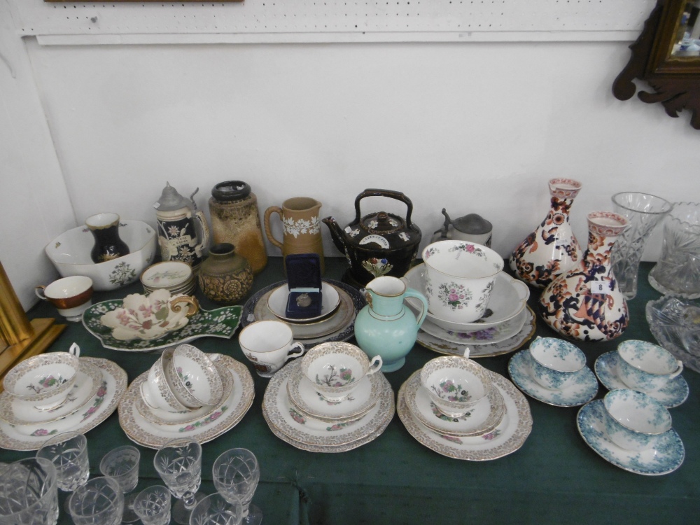 A QUANTITY OF PORCELAIN AND POTTERY INCLUDING BLUSH IVORY,