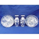 A PAIR OF BLUE AND WHITE VASES (A/F) AND A PAIR OF PLATES 18TH/19TH CENTURY