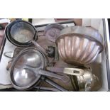 AN ASSORTMENT OF METAL WEAR INCLUDING COPPER PANS,