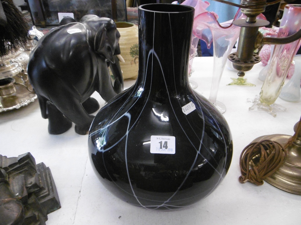 A 20TH CENTURY VASE - Image 2 of 5