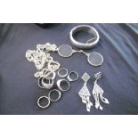 A COLLECTION OF ASSORTED JEWELLERY INCLUDING A SILVER BANGLE,