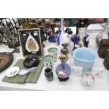 A MIXED ASSORTMENT OF ITEMS INCLUDING A CLOSSONIE VASE