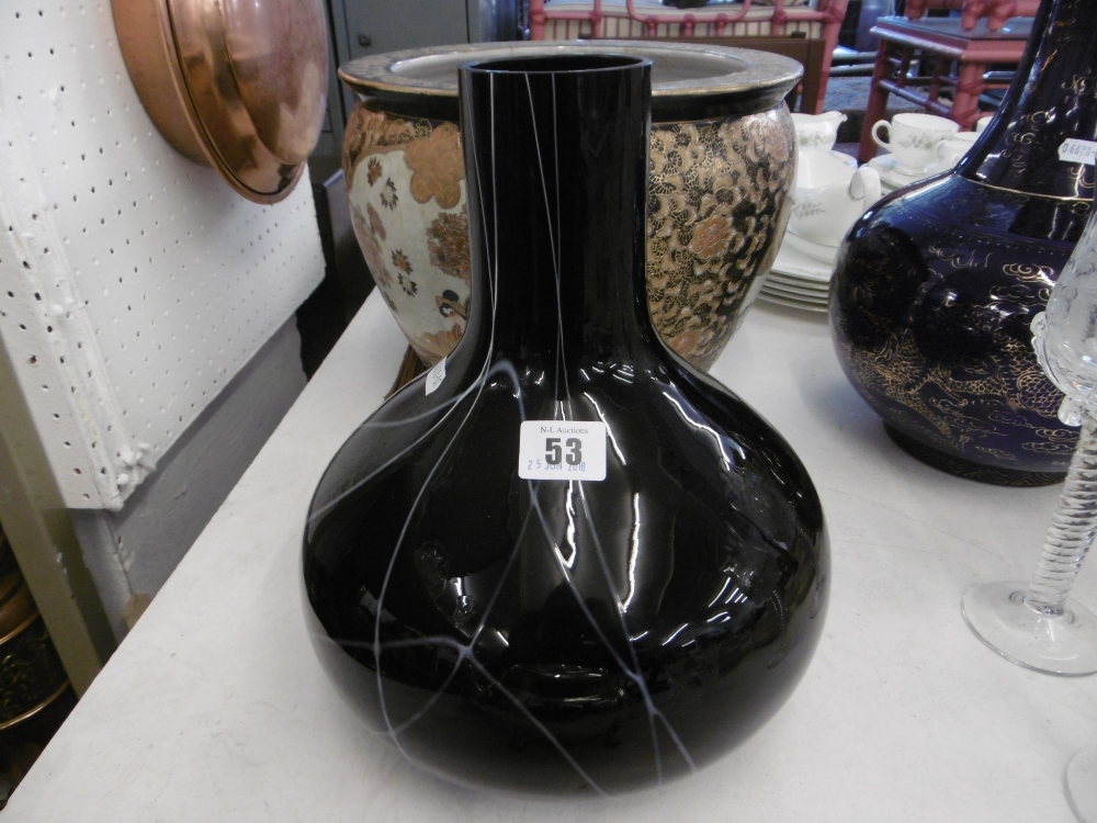 A 20TH CENTURY VASE - Image 4 of 5