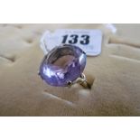 A YELLOW METAL MARKED 585 AND AMETHYST DRESS RING (N)