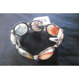 A YELLOW METAL AND AGATE BRACELET