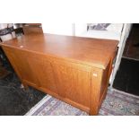 A GOOD QUALITY OAK COFFER,