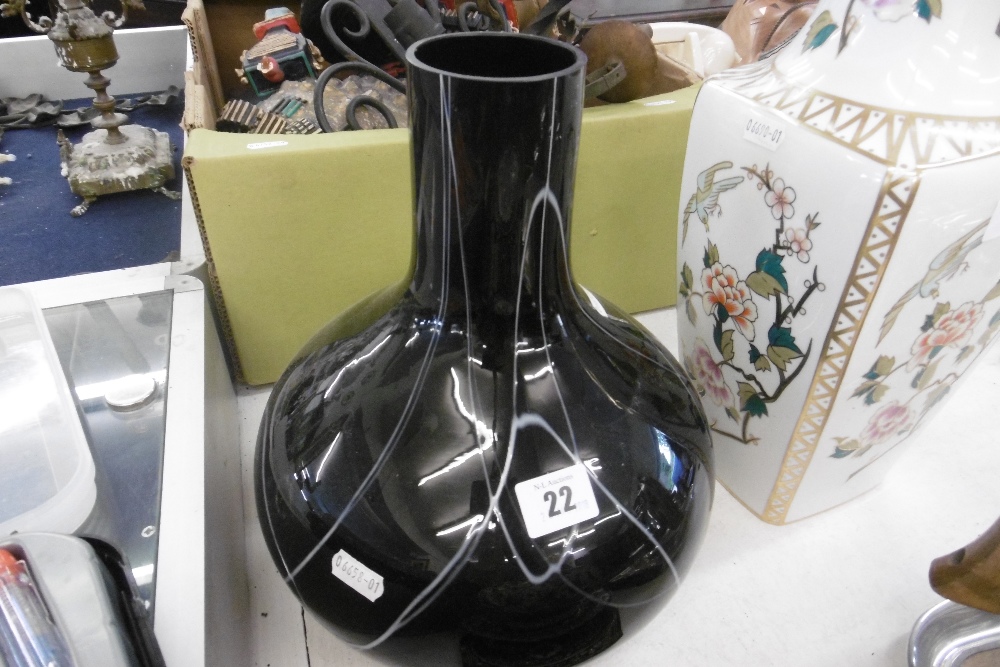 A 20TH CENTURY VASE - Image 5 of 5