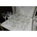 A COLLECTION OF ASSORTED GLASSWARE,