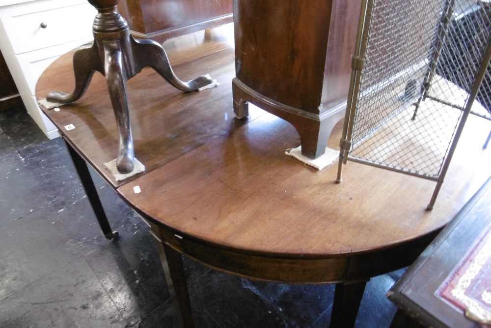 A GEORGE III MAHOGANY D END DINNING TABLE - Image 5 of 6