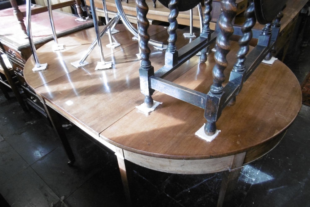 A GEORGE III MAHOGANY D END DINNING TABLE - Image 6 of 6