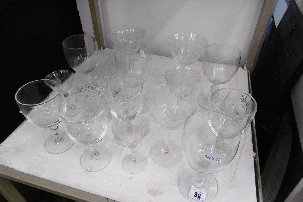 A QUANTITY OF GLASSWARE