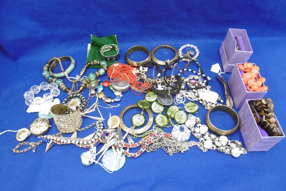 A LARGE QUANTITY OF COSTUME JEWELLERY