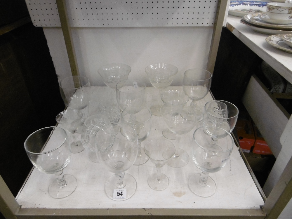 A QUANTITY OF GLASSWARE