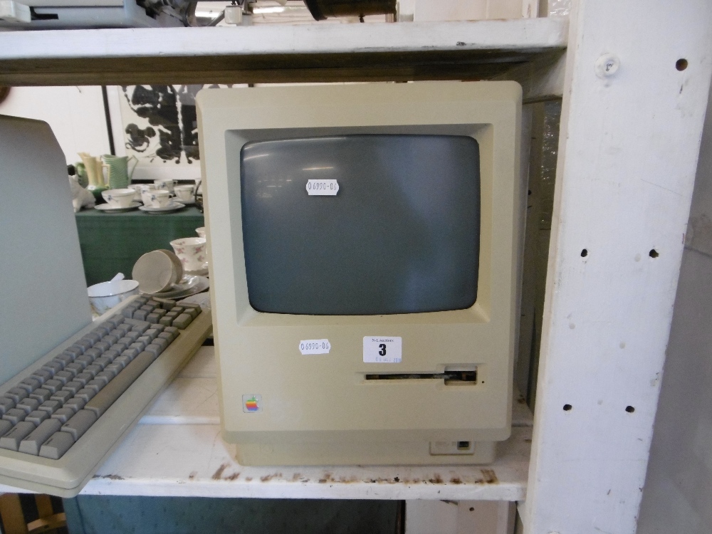 AN APPLE MAC 512