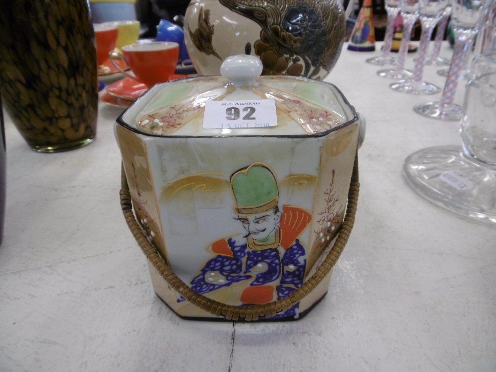 AN ORIENTAL LIDDED BISCUIT BARREL - Image 2 of 2