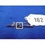 A 9CT GOLD ENAMEL, SAPPHIRE BAR BROOCH,