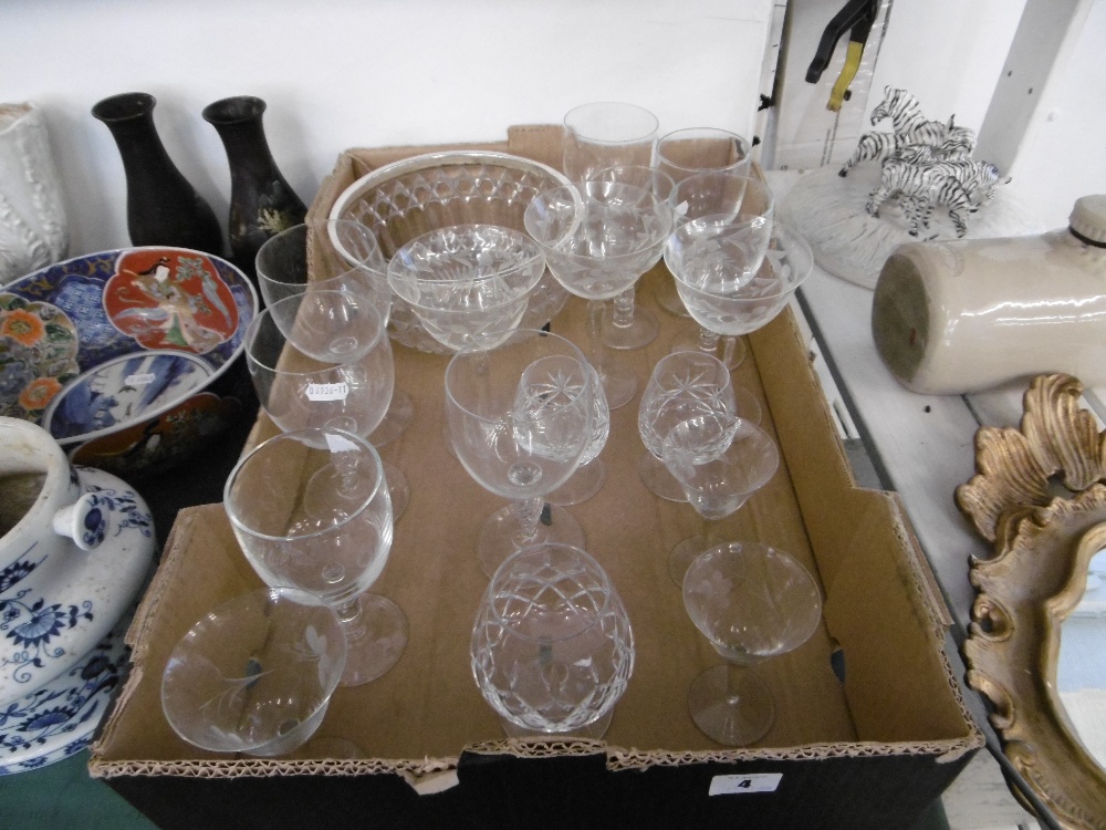 A QUANTITY OF GLASSWARE