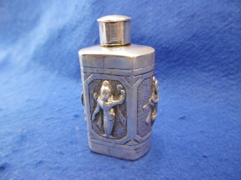 A SMALL INDIAN WHITE METAL SCENT BOTTLE - Image 2 of 4