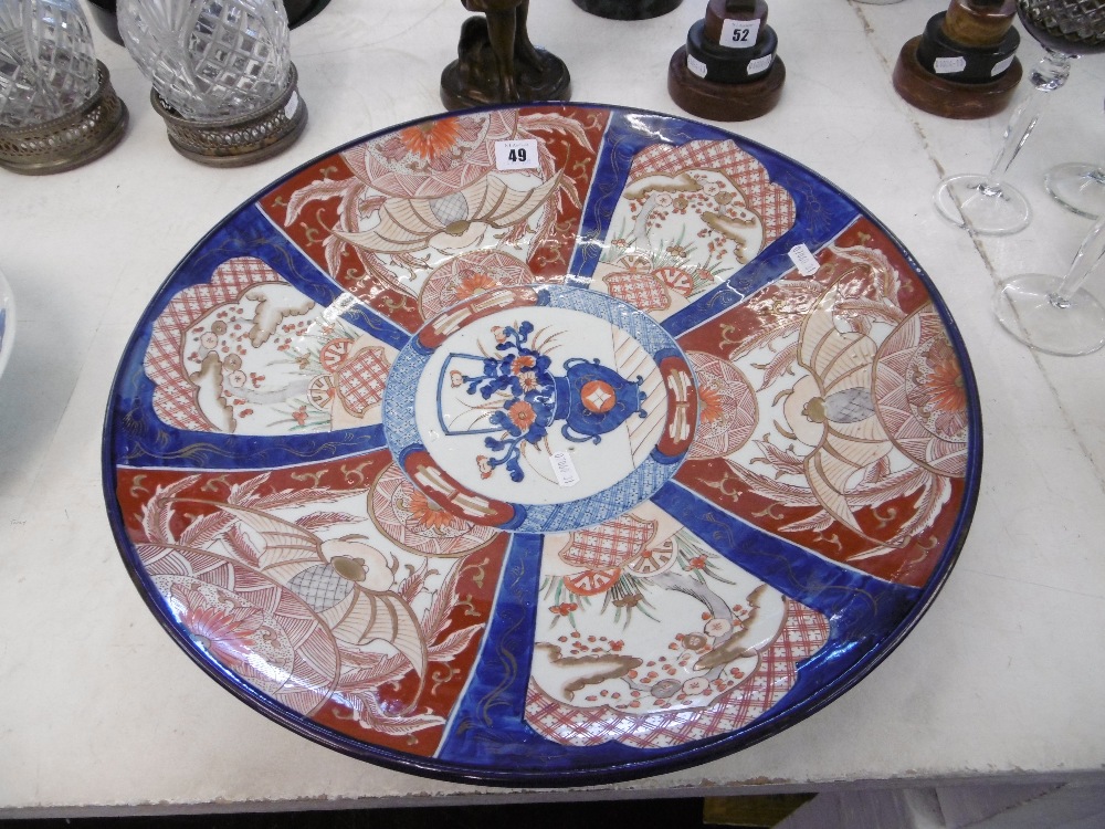 A LARGE IMARI CHARGER - Image 2 of 2