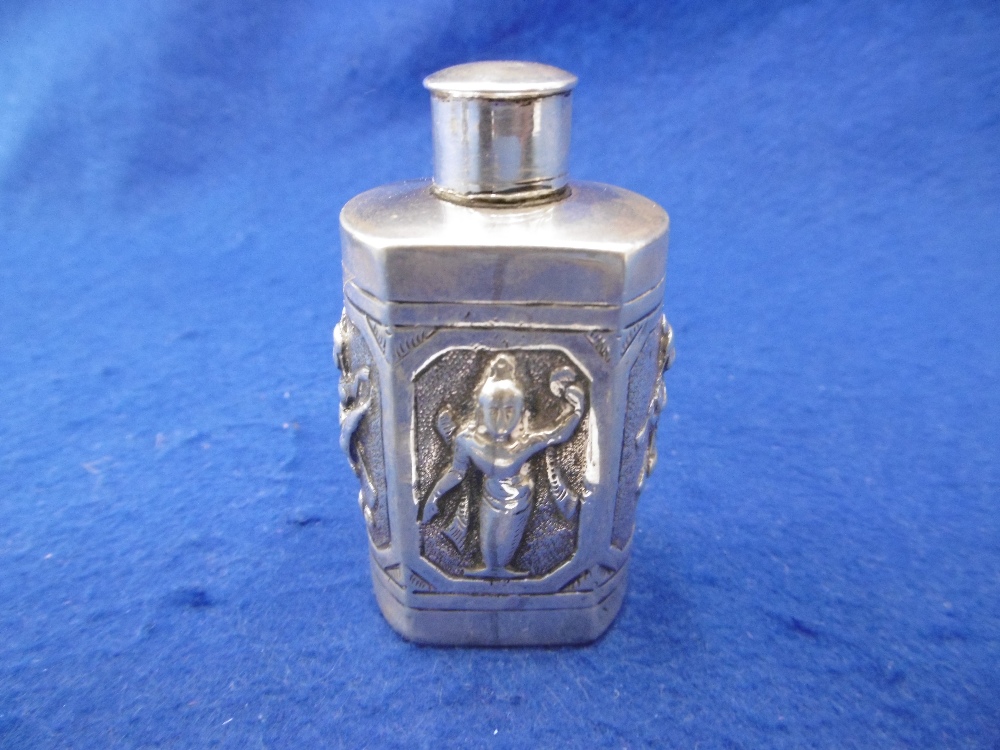 A SMALL INDIAN WHITE METAL SCENT BOTTLE - Image 4 of 4